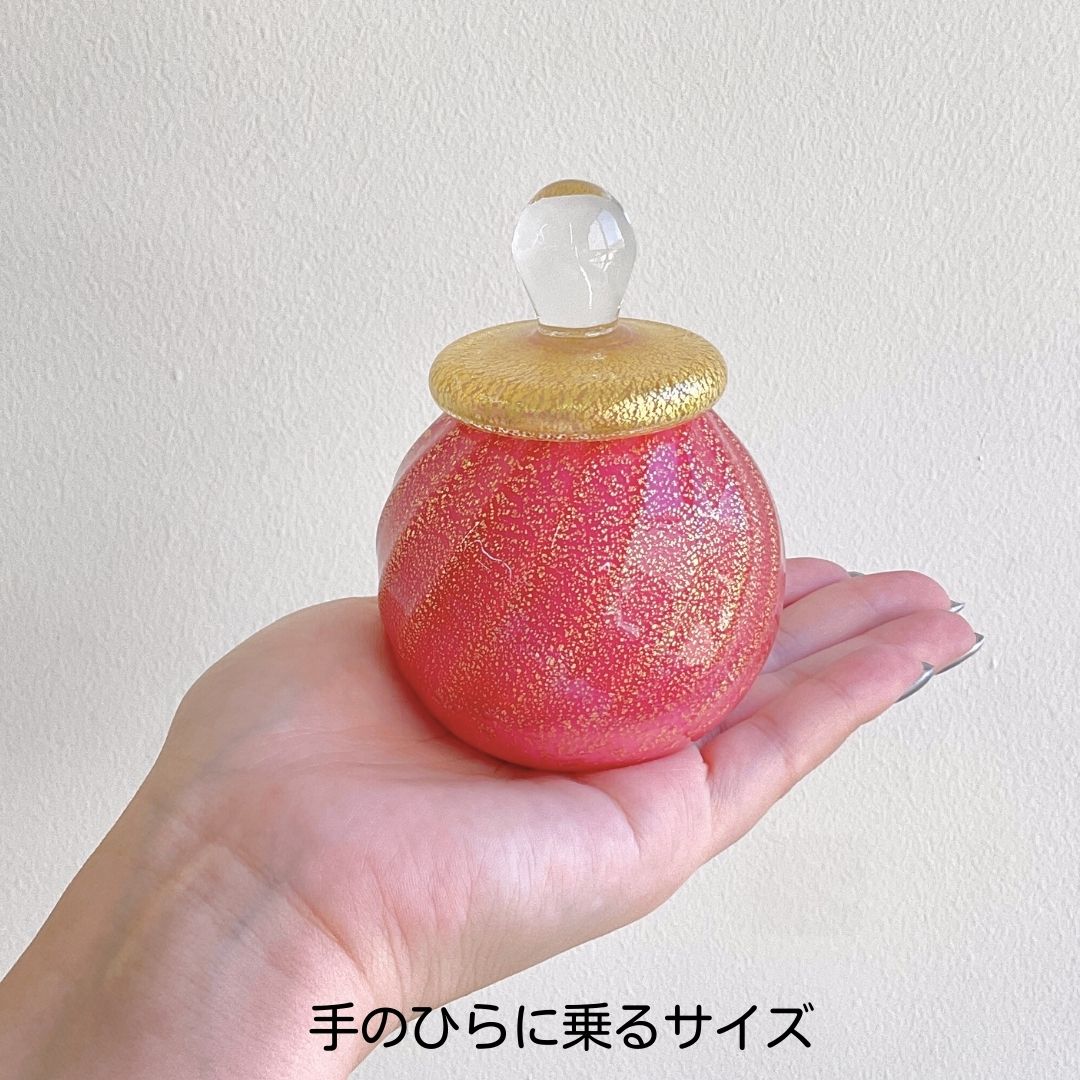 全体のサイズ感はリンゴくらいの大きさです。内部空間の広さは90cc程度です。（卵二個分の中身程度の容量です）