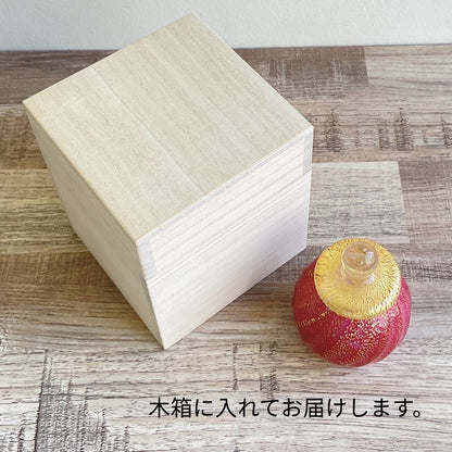 明るい色合いの木箱に入れてお届けします。ガラスが割れて届かないよう丁寧な梱包で発送させていただきます。