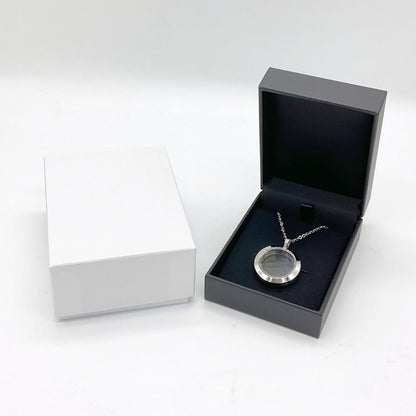 着用しない間は、ケースに入れて大切に保管しておくことができます。このままお仏壇や祈りのステージに飾っておくという方もいらっしゃいます。