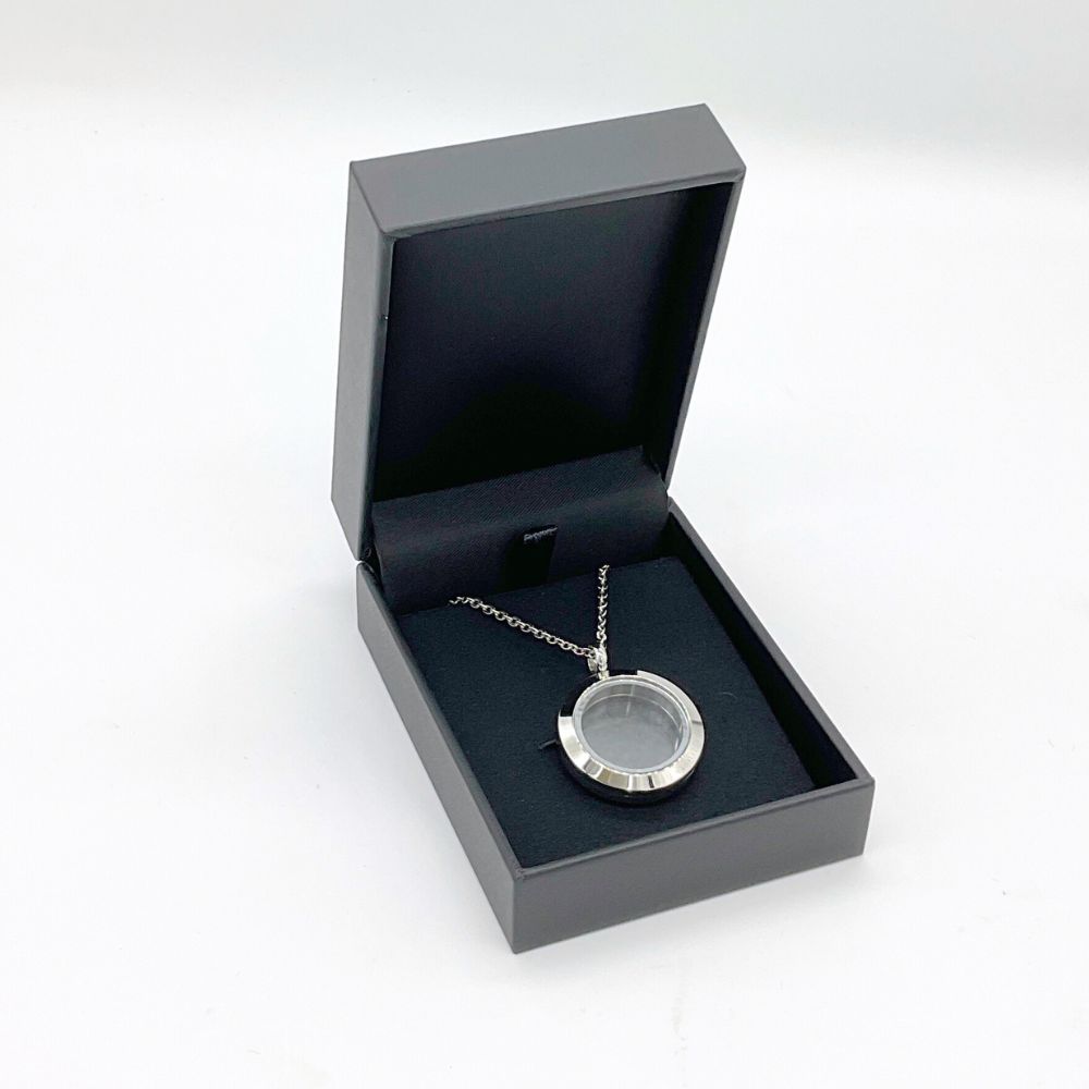 商品の中央に模様のない強化ガラスがはまっています。内部の空洞にご遺骨を納めます。（ご遺骨はガラス越しに見えます）