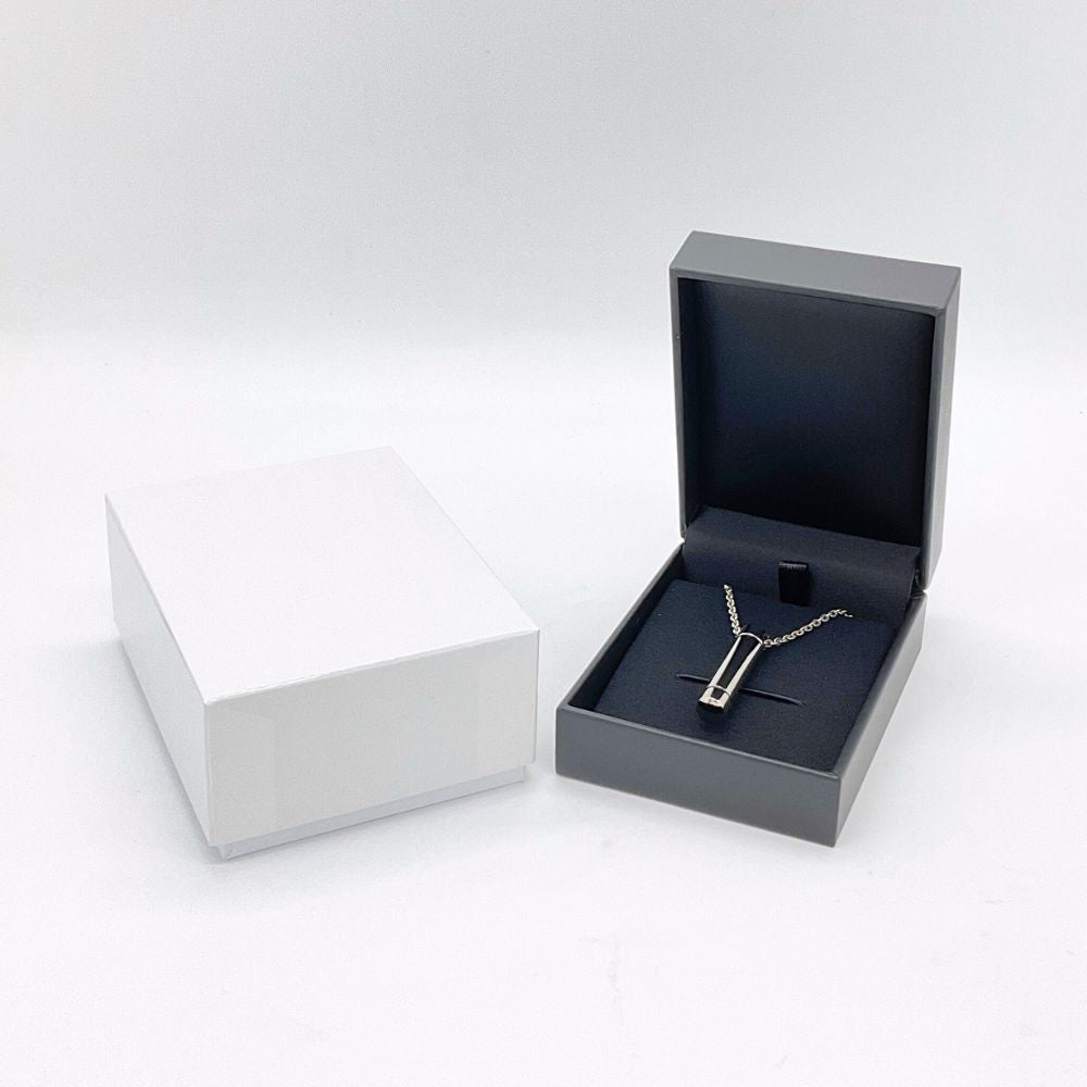 着用しない間は、ケースに入れて大切に保管しておくことができます。このままお仏壇や祈りのステージに飾っておくという方もいらっしゃいます。