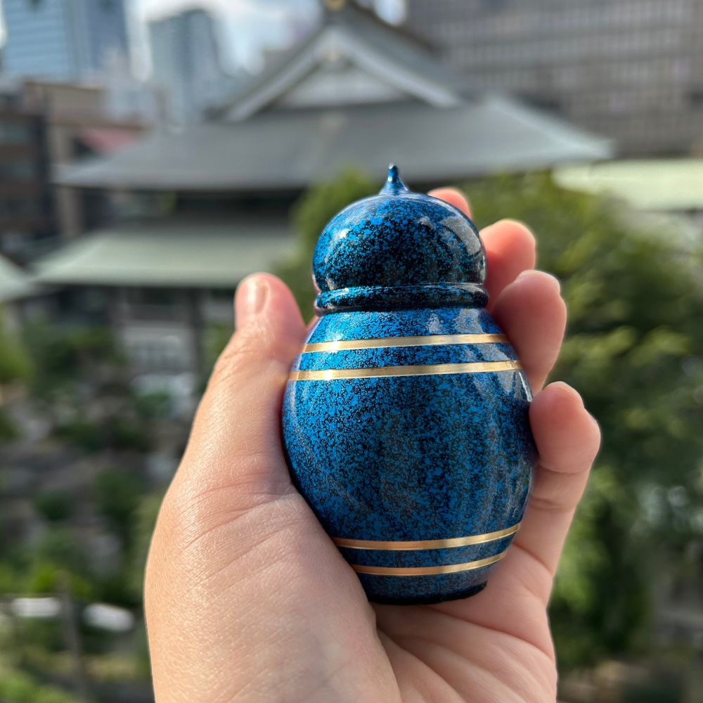 太陽光の明るい窓辺で撮影した写真です。手のひらに収まるサイズ感です。