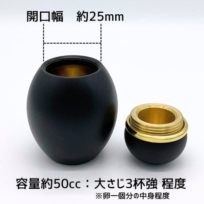 ご遺骨を守る安心の「ネジタイプ」：ミニ骨壷のフタはしっかり閉められるネジタイプ。気密性が高まり、大切なご遺骨を湿気から守ります。