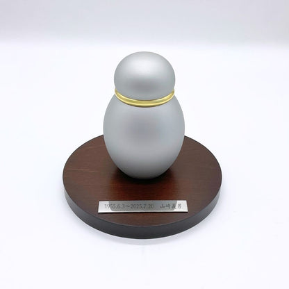 刻印できる円形ステージ(別売)：円形ステージのプレートへお名前など刻印可能。