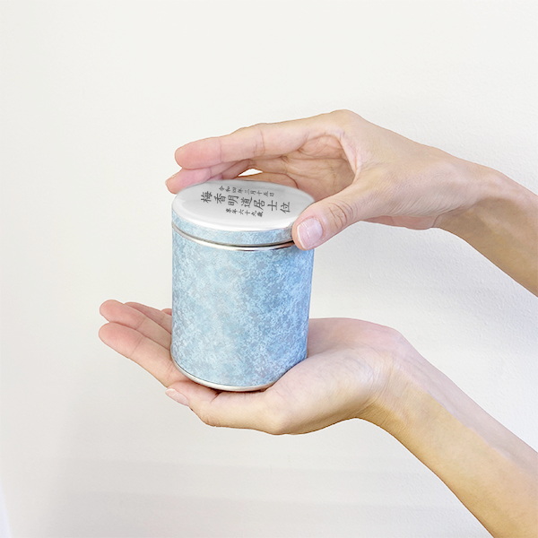 シンプルな形。シンプルで間口の大きいミニ骨壷「いおり」は喉仏のお骨を崩すことなく納めることができます。