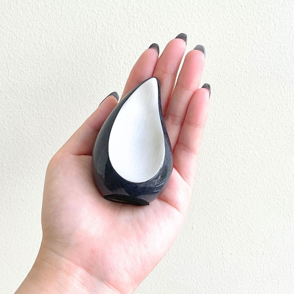 ズシっと安定した重さ：涙の雫をモチーフにしたお洒落なミニ骨壷ティアドロップ。小さくても安定感のあるお骨入れです。