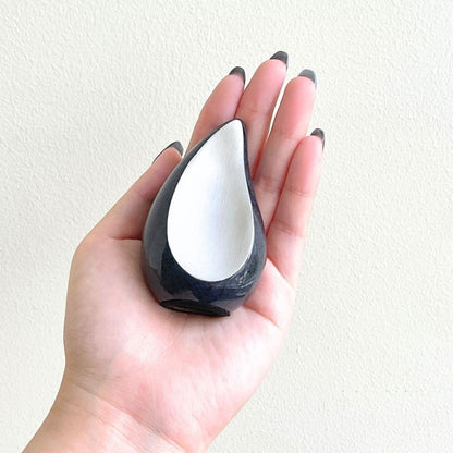 ズシっと安定した重さ：涙の雫をモチーフにしたお洒落なミニ骨壷ティアドロップ。小さくても安定感のあるお骨入れです。
