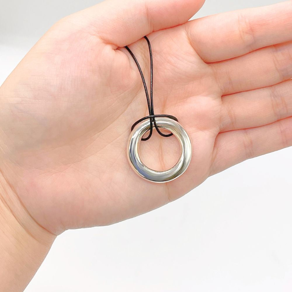 天使の輪をイメージした丸い輪の形の遺骨ペンダントです。中が空洞になっており、その空洞部分にご遺骨を納めます。